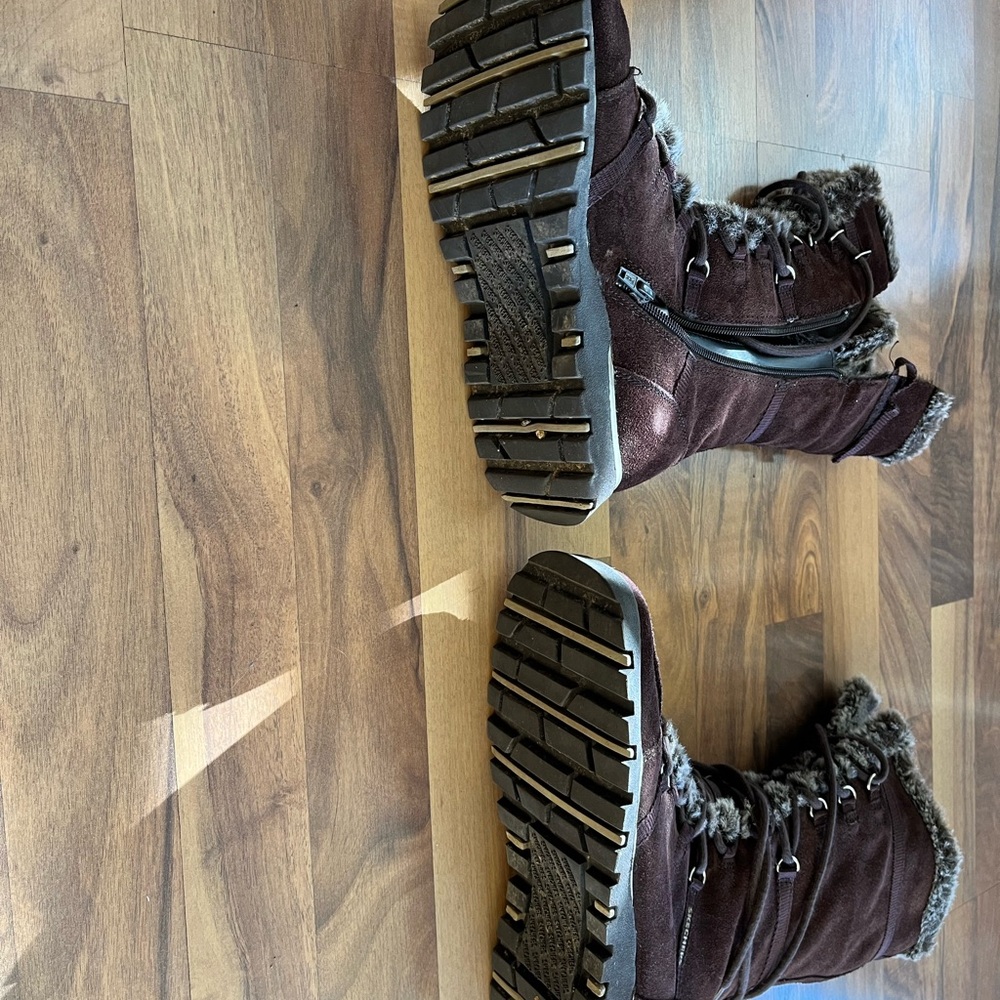 Skechers Women's Chocolate Winter Boots. Pre-owned in good condition. - Picture 5 of 6